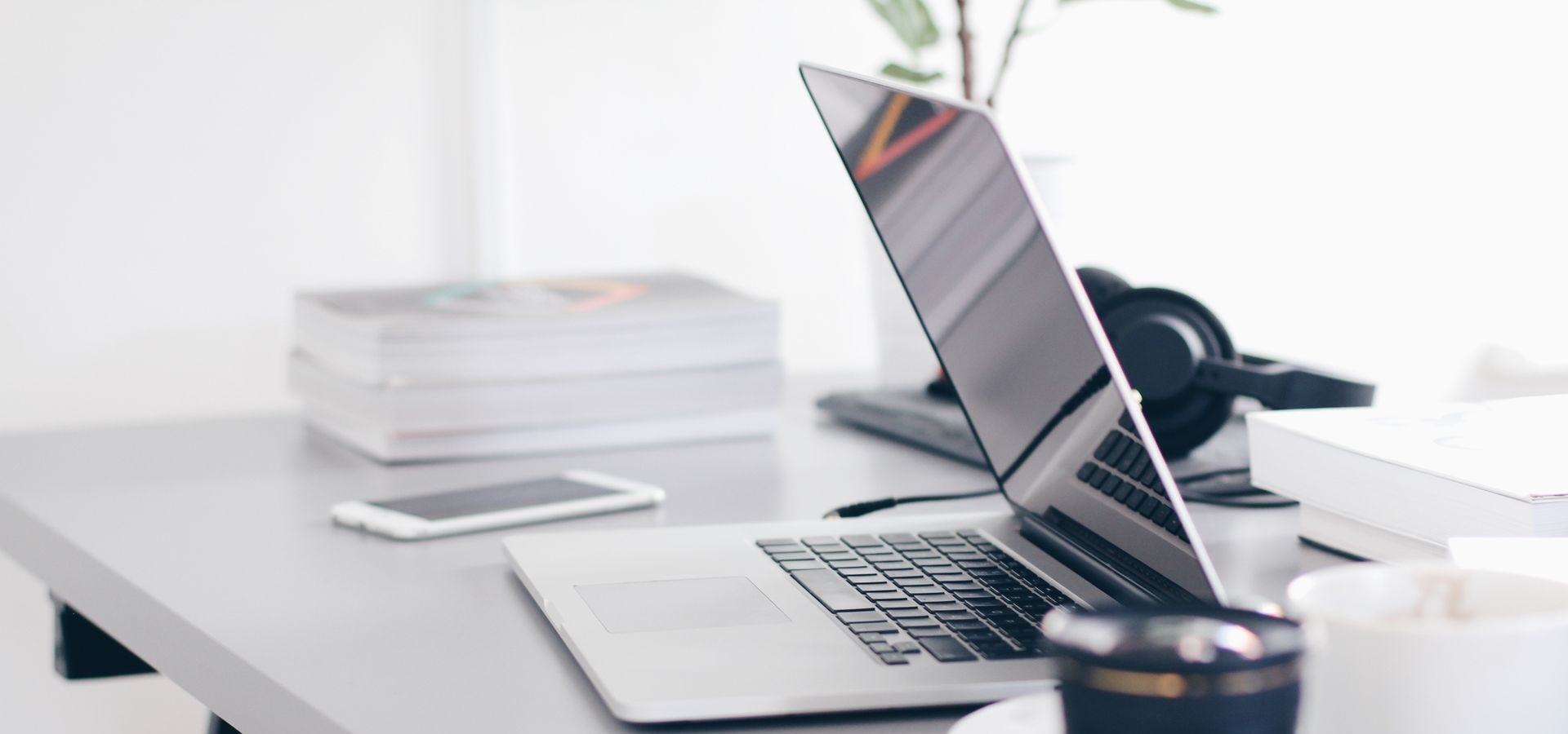 Espaço de trabalho com computadores e cadernos